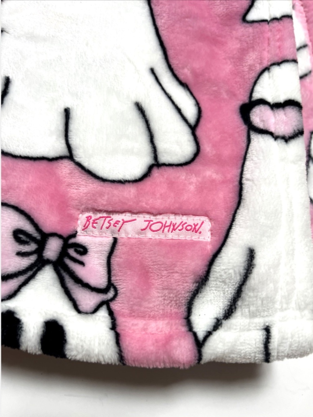 Betsey Johnson Pink Ghost Plush Throw Blanket 50x70 Halloween Pinkoween NWT - Picture 5 of 5